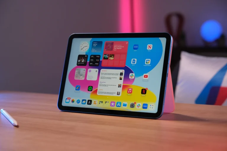 Foldable iPad: Minimal crease, compatibility with macOS apps, set to launch in 2028.