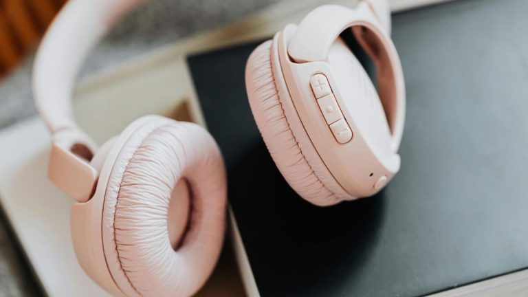 How To Use Headphones Safely And Prevent Hearing Damage