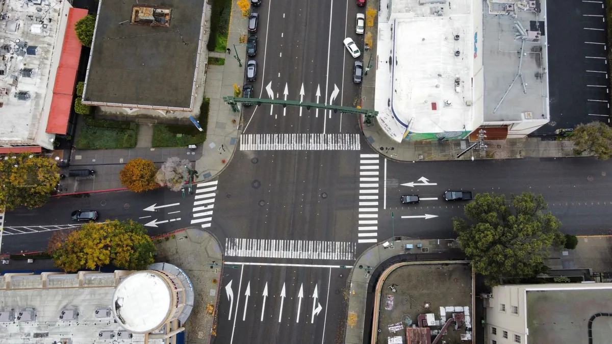Delivery Robot Navigation Failure in Downtown Traffic Intersection